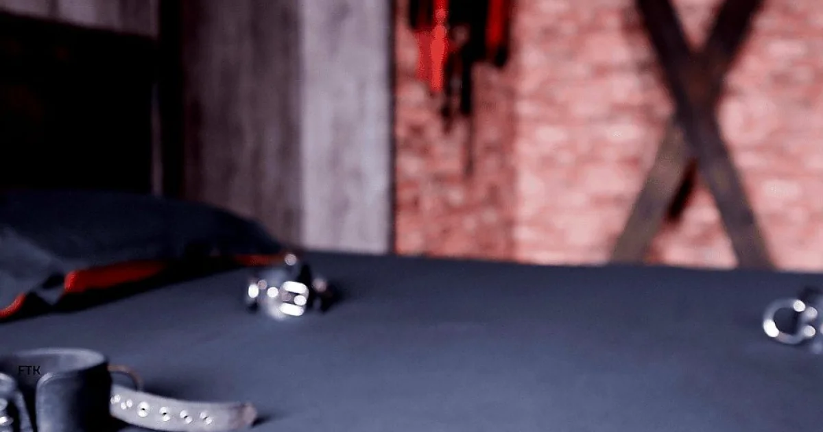 13 Sfaturi de luat în considerare pentru a participa la petreceri sexuale și de ”Dungeon BDSM”
